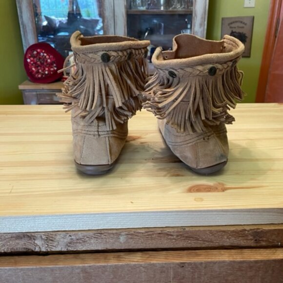 Minnetonka tan suede double fringed boots w/ medallions, 10, never worn - Picture 3 of 6